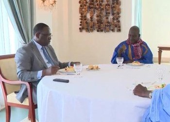 Déjeuner présidentiel avec des paysans de Loumbol 